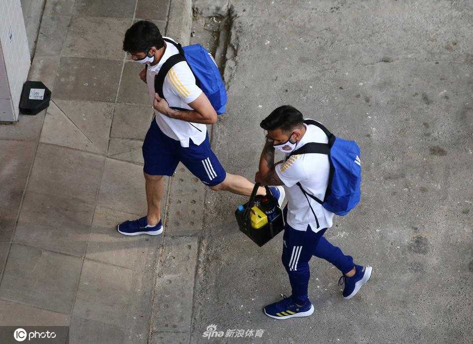 夜幕降临，博卡青年的队员们抵达俱乐部，他们围聚在一起，身影在昏黄的灯光下拉得很长。有人双手合十，有人低头默祷，在这座他们熟悉的建筑前，他们用最朴实的方式表达着对逝去球王的敬意。仿佛在用肢体语言告诉世界，无论何时何地，迭戈永远是博卡的一员。
