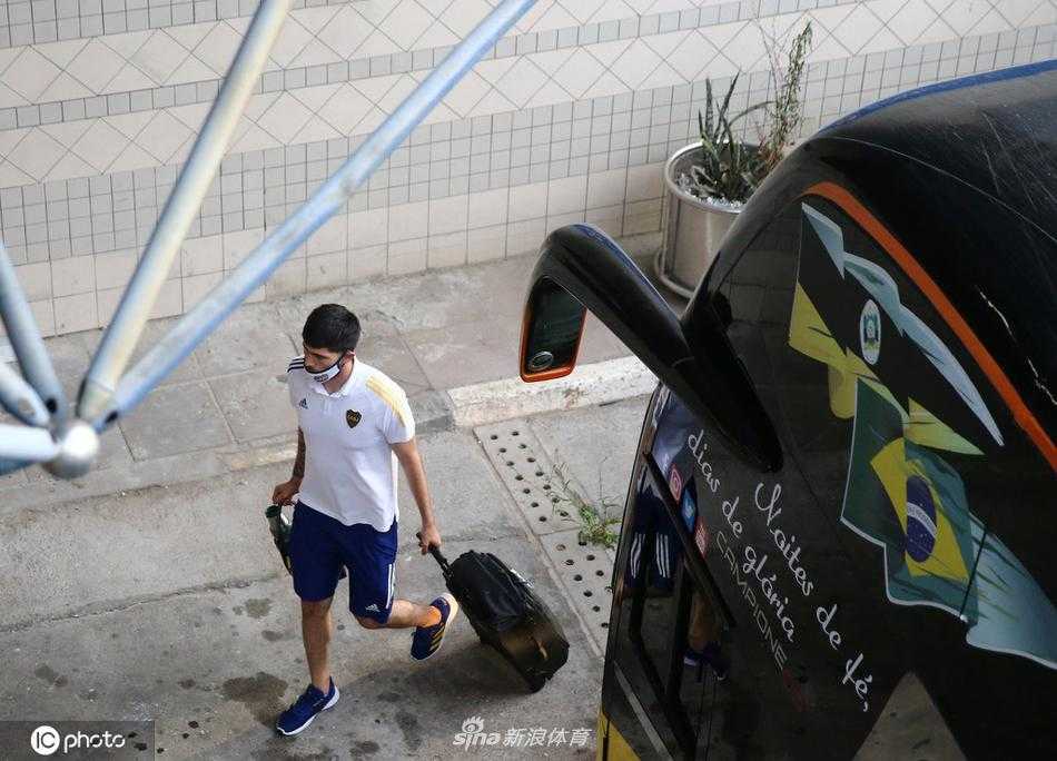 在俱乐部的悼念现场，一名博卡青年球员再也抑制不住泪水，他用手捂住脸庞，任由悲伤的情绪宣泄。身旁的队友紧紧搂住他的肩膀，试图给予他力量。这一刻，没有语言，只有男人之间最深沉的理解与共情，因为他们知道，他们失去的不只是一个传奇，更是精神上的引路人。