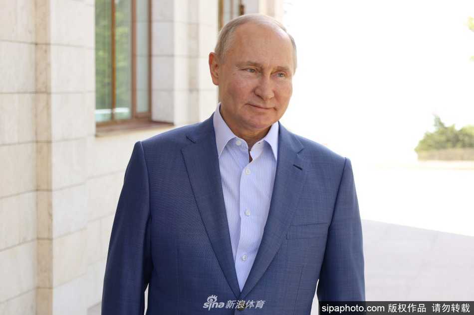 索契冰上会晤:普京与法塞尔共商俄冰球盛事 会谈结束后,两位世界冰球领域的重要人物并肩而立,留下了这张经典的握手合影。普京面带标志性的微笑,法塞尔主席则显得神采奕奕。这一刻,不仅标志着会谈的圆满结束,更象征着俄罗斯与国际冰球界在合作中共同开启的新篇章。