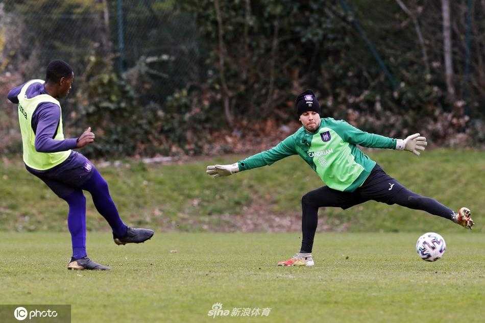 训练进入尾声，一名球员俯身系紧鞋带。他的眼神低垂，神情专注而平静。这个简单的动作，却像一种仪式，代表着自我调整与重新出发。紫色的球衣在阳光下格外醒目，它提醒着人们，这不仅仅是一个人，更是比利时足球象征的一部分。