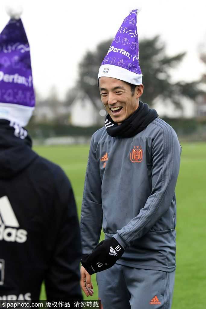 特写镜头下，一位穿着安德莱赫特球衣的小球迷被球员们围绕，他开心地摸着其中一位球员的圣诞帽，眼中闪烁着星辰，这一刻，足球成为了治愈心灵的良药。