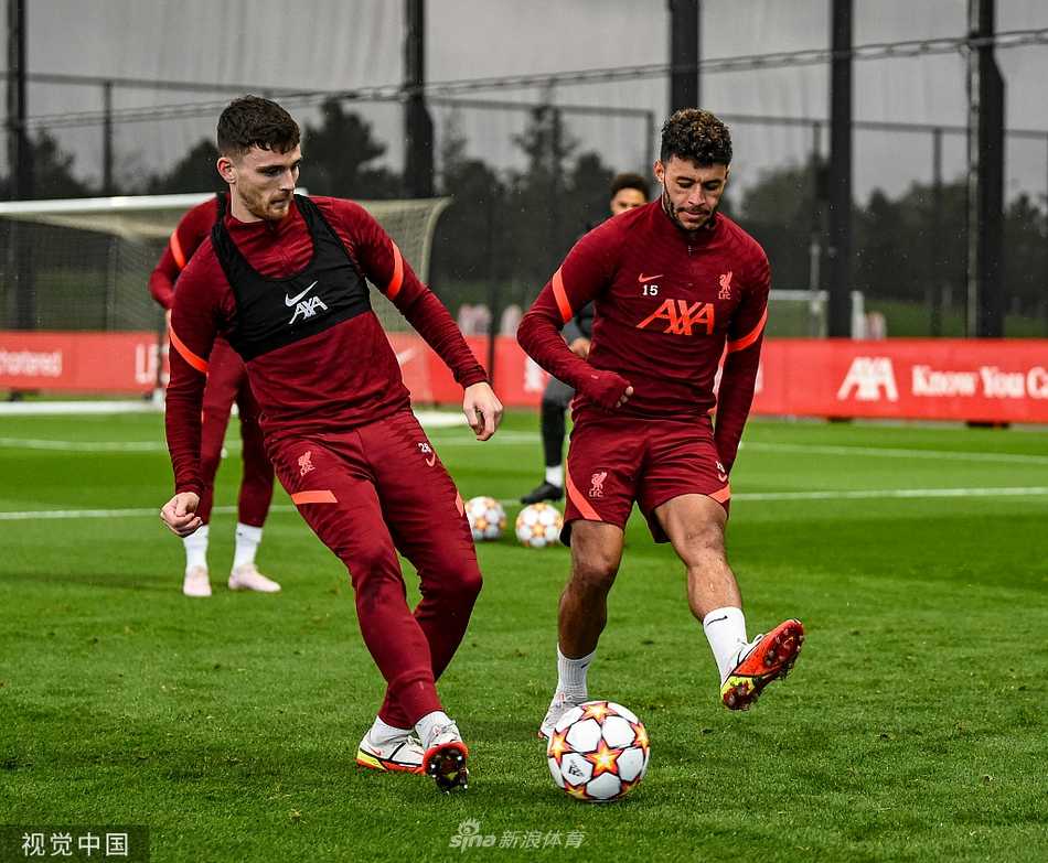 利物浦的中场大脑蒂亚戈在训练中全神贯注，脚下的皮球仿佛被施了魔法，他的每一次触球都预示着安菲尔德即将到来的中场交响乐。