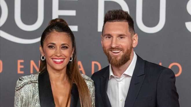 舞台上，身着《Messi10》标识服装的演员们叠起人墙，背景光影变幻，仿佛再现了梅西在球场上突破重围的经典瞬间。
