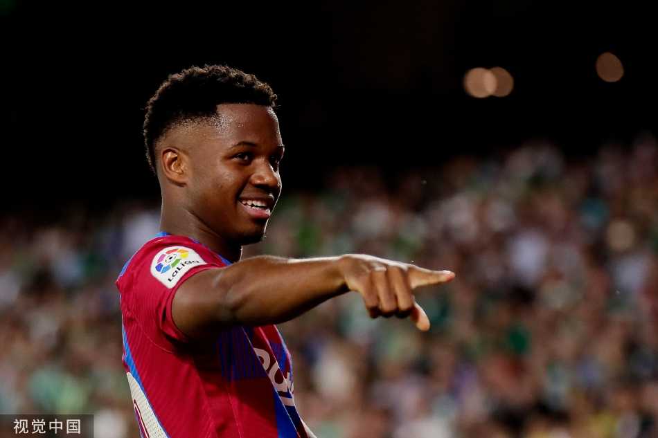 绝杀功臣阿尔巴在进球后激动地双膝跪地，在贝蒂斯主场草皮上滑行庆祝，他紧握双拳，仰天长啸，尽情释放读秒绝杀带来的巨大狂喜。