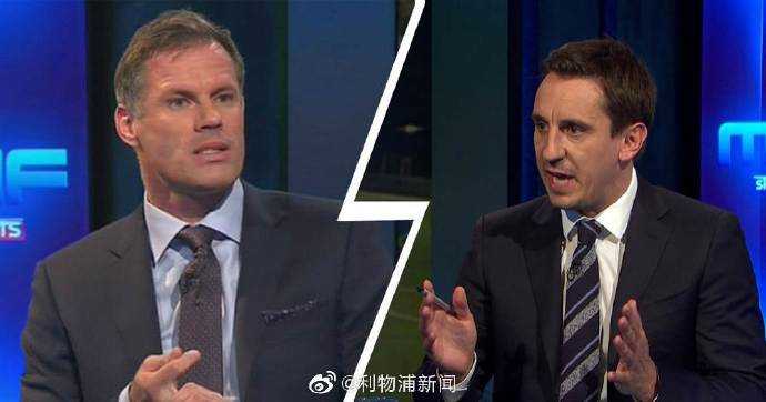 这是他们解说比赛时的抓拍。两人都穿着笔挺的西装，身体微微前倾，目光紧盯屏幕。内维尔一手拿着电子笔，随时准备在战术板上圈点；卡拉格则眉头微蹙，嘴角带着一丝不易察觉的笑意，似乎对比赛的某个走势已成竹在胸。
