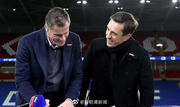 画面中出现了第三人，或许是嘉宾主持。内维尔和卡拉格同时开怀大笑，气氛轻松融洽。内维尔笑弯了腰，用手轻拍卡拉格的手臂；卡拉格也笑得眯起了眼，这一刻没有红蓝之分，只有老友间的会心一笑。