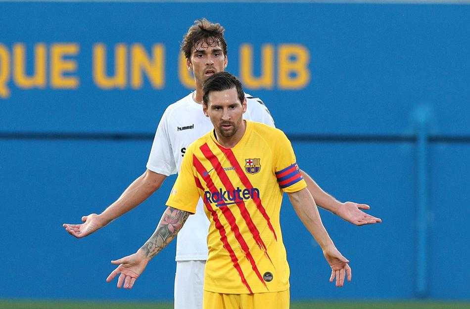 皮克防守中奋力拼抢，展现后防领袖硬汉本色