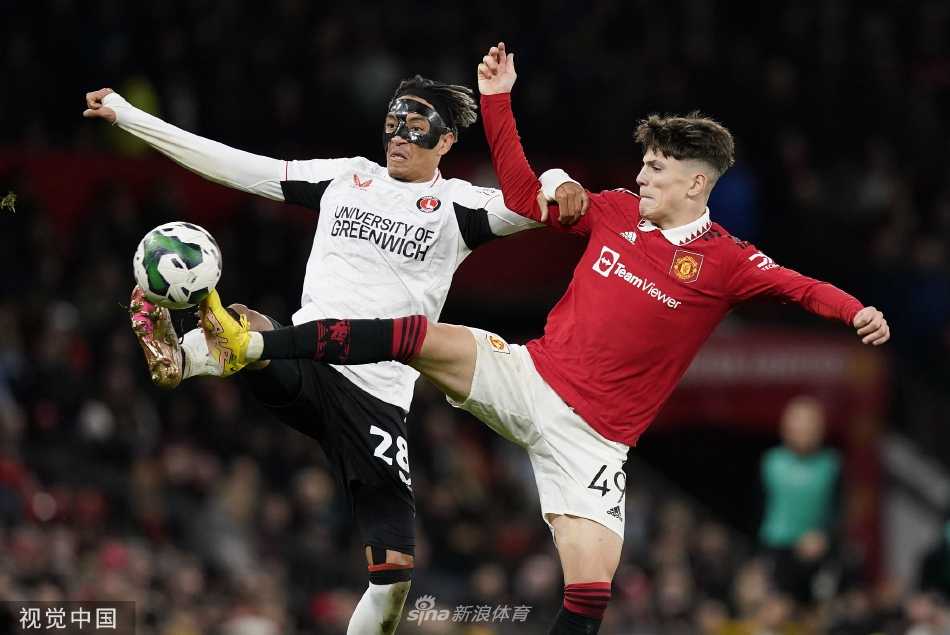 比赛结束后，曼联众将走向场边感谢球迷，老特拉福德看台上红色的海洋涌动，洋溢着胜利的喜悦。