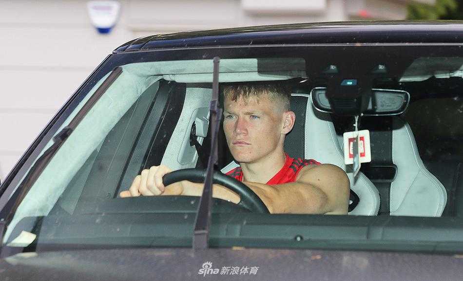 弗雷德与麦克托米奈在逼抢训练中寸土不让，汗水湿透了球衣，这种高强度的内部对抗正是曼联为了应对密集赛程所储备的体能基础。