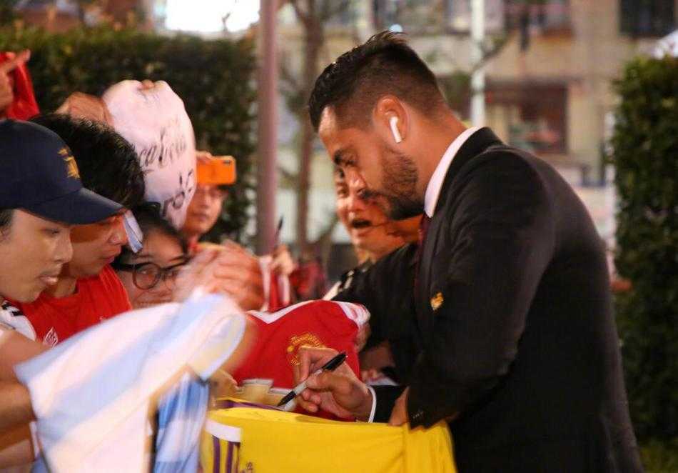 比赛结束后，曼联全队绕场一周向看台上久久不愿离去的中国球迷致谢，红色的旗帜在看台上飘扬