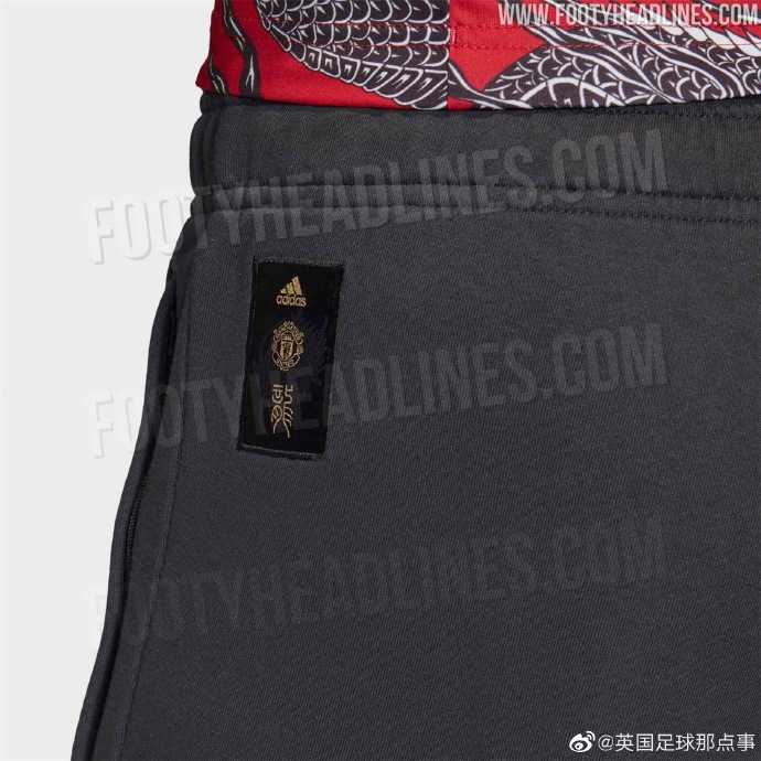 球衣整体陈列效果，红黑金三色搭配和谐，复古版型与现代龙纹结合，呈现独特高级感