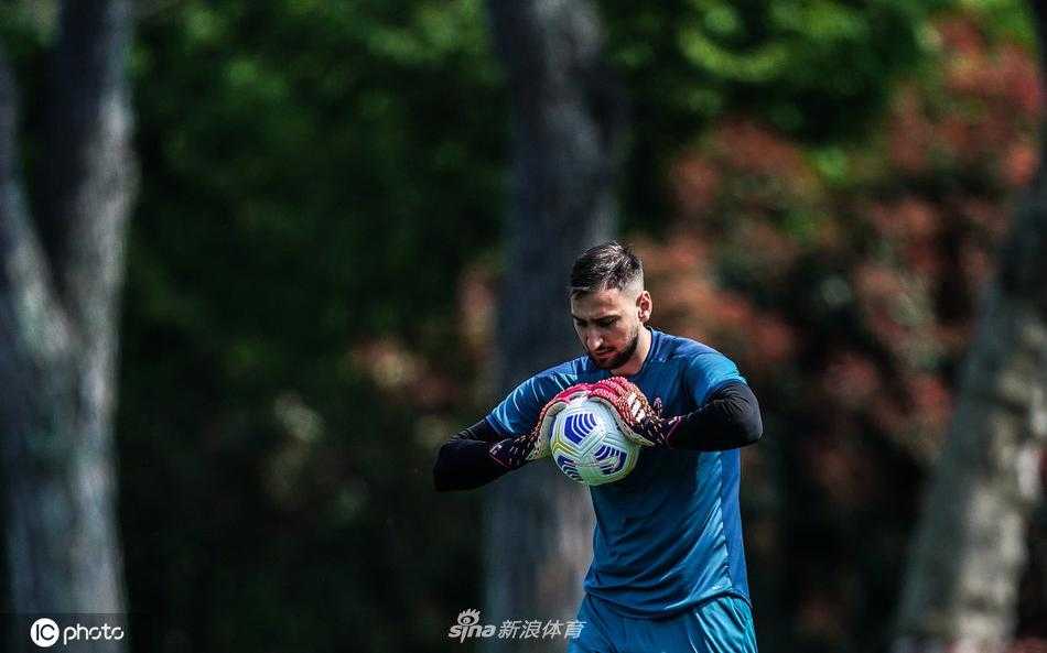 训练结束后，全队围成一圈互相鼓劲，每个人的手臂搭在一起，形成了一个坚不可摧的圆圈，这一刻没有球星，只有志同道合的战友。