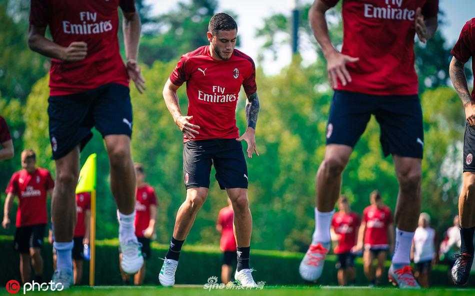 红黑军团厉兵秣马,米兰内洛奏响新赛季序曲 夕阳余晖下,一名球员独自加练任意球,皮球划出美妙的弧线直奔球门死角