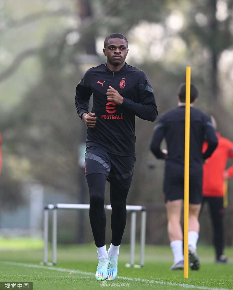 训练间隙，托纳利专注地看着手中的百场纪念奖章，金属光泽映照着他年轻而坚毅的脸庞