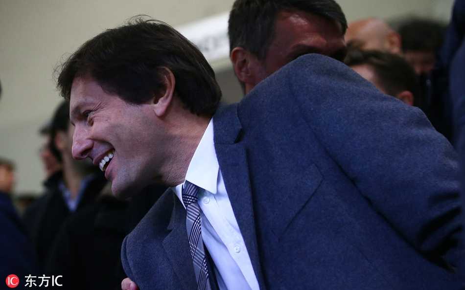 安布罗西尼、奥多、迪达和卡福四位米兰老臣并肩而坐，笑容灿烂，他们曾经的钢铁防线与中场屏障，如今化作了看台上的欢声笑语。