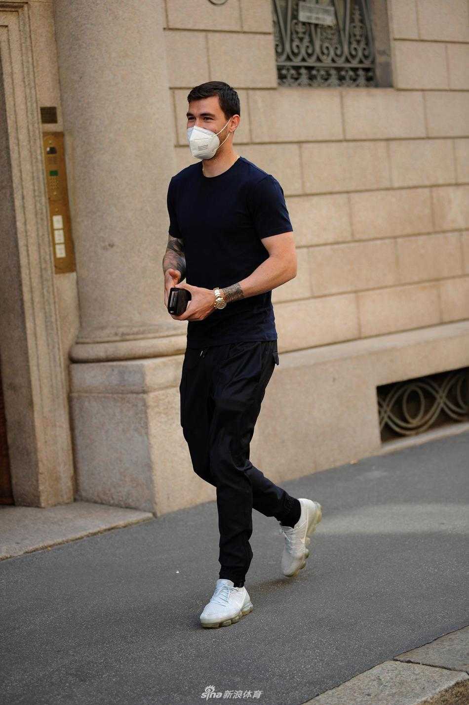 街角处，罗马尼奥利驻足停留，一件简单的灰色T恤搭配休闲裤，却被他穿出了模特般的型男范，脸上带着一丝若有若无的微笑，心情看起来相当不错。