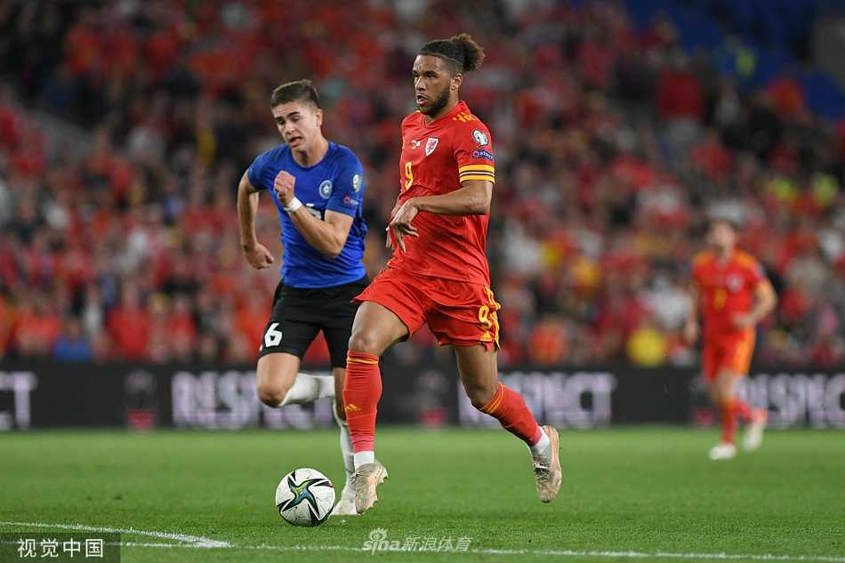 比赛结束后，威尔士当家球星贝尔落寞地独自走向球员通道，他低着头，双手叉腰，身后是空旷的球场和正在退场的人群，巨大的失落感透过屏幕传递出来，与赛前的万众期待形成巨大反差。