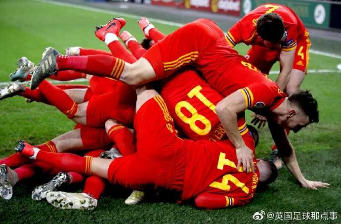 贝尔在队友簇拥下仰天长啸，脸上洋溢着无法掩饰的激动与喜悦，这是属于威尔士的黄金时刻