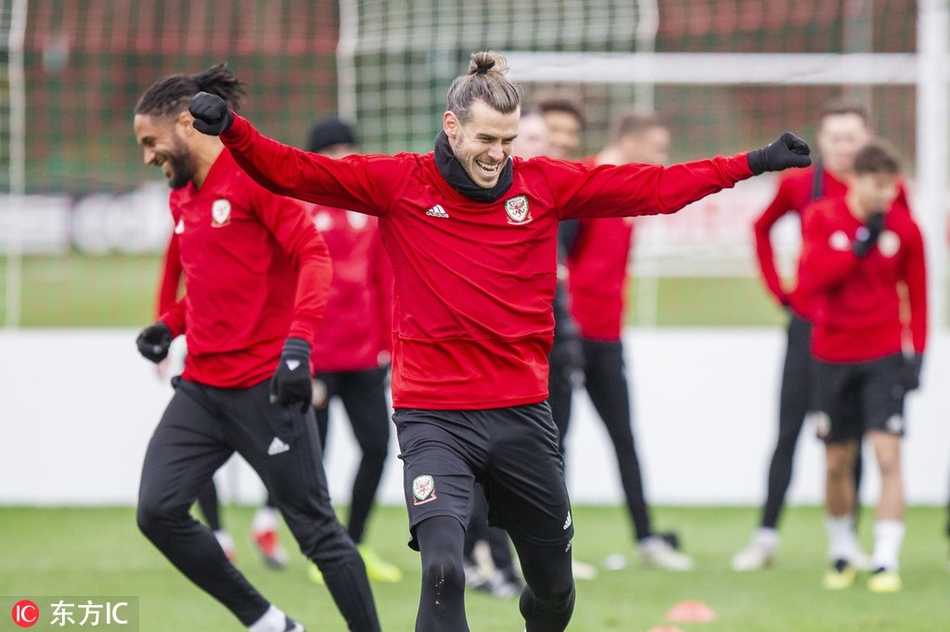 训练场上青春风暴来袭，年轻小将丹尼尔·詹姆斯用速度生吃后卫，他那飘逸的球风让人看到了威尔士边锋位置上的未来希望。