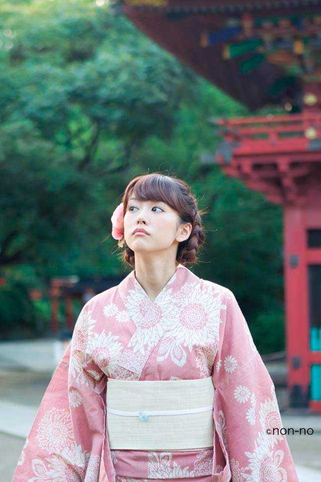 桐谷美玲身穿黑色针织衫，坐在窗边，眼神略带忧郁地看向窗外，手中拿着一杯咖啡，氛围安静而富有电影质感。