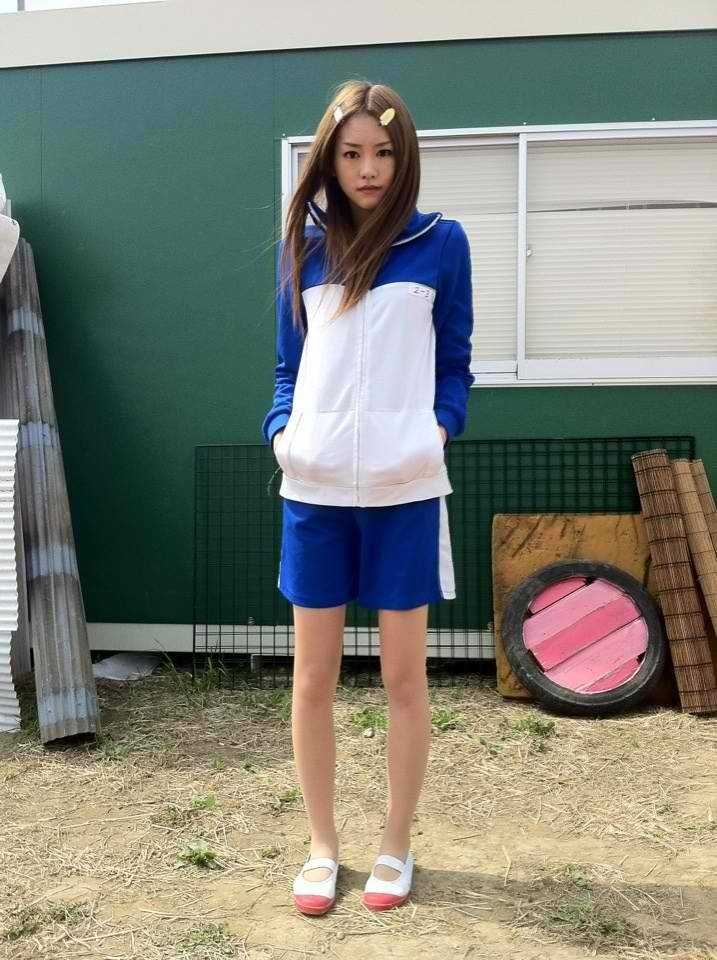 桐谷美玲身着红色格纹衬衫，内搭白色T恤，下半身是牛仔短裤，大秀修长美腿，站在街头露出灿烂的笑容，充满青春活力。