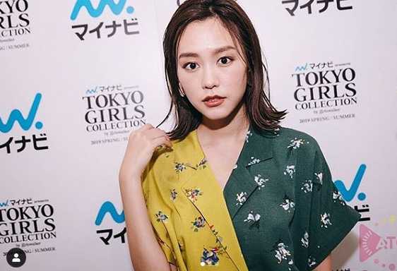 在转播画面中，桐谷美玲的侧颜轮廓线条优美，她微微低头看着手中的资料，认真准备解说的样子，宛如一幅精致的油画。
