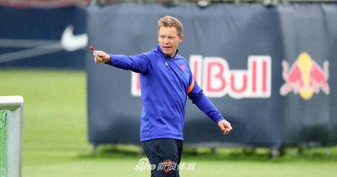莱万多夫斯基在绿茵场上轻巧停球，举手投足间尽显锋线大师的从容与优雅