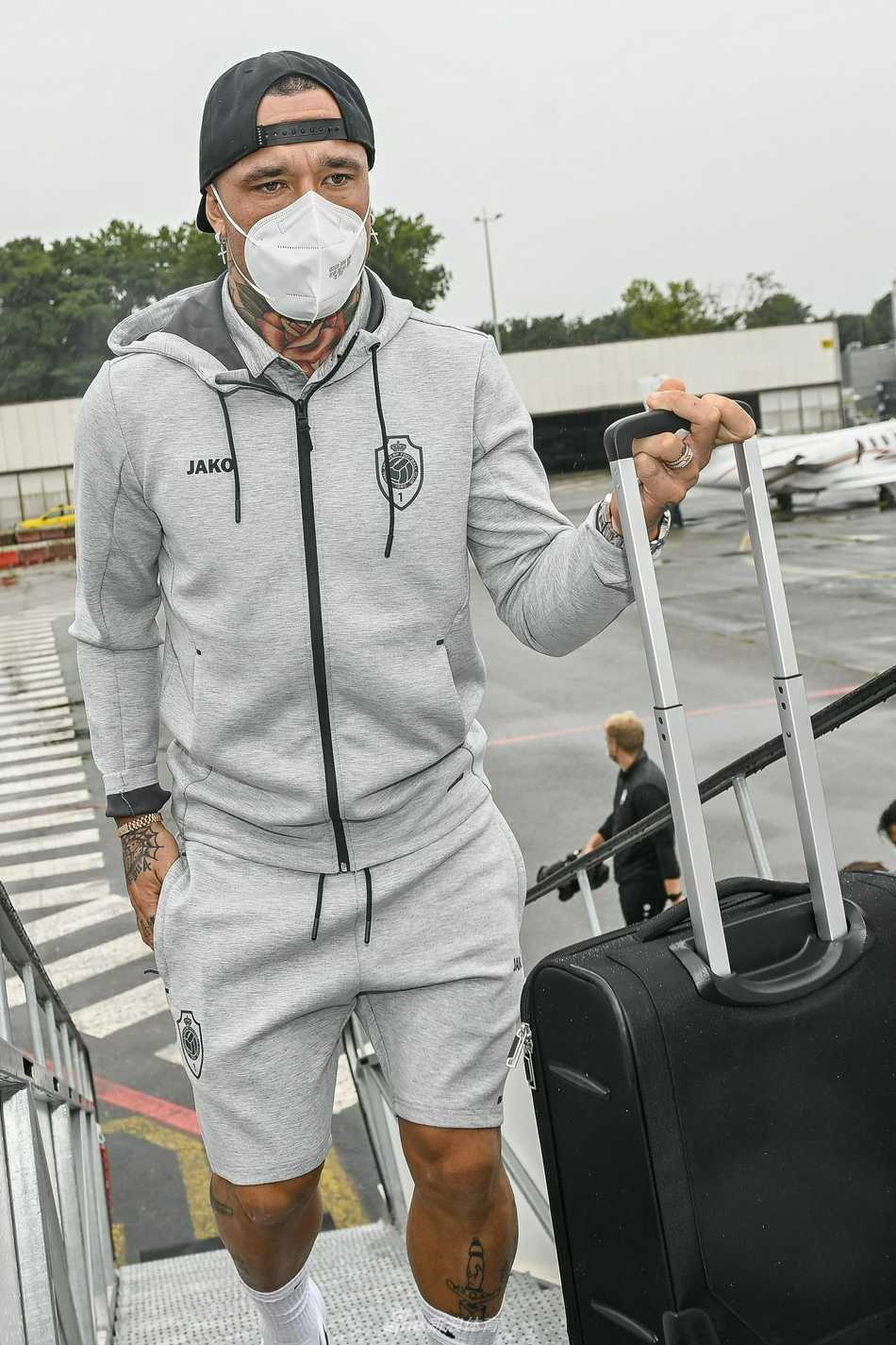 特写镜头中，纳英戈兰摘下墨镜露出深邃的眼神，额头的细纹与坚毅的面部轮廓诉说着征战意甲多年的经验，脖颈处复杂的图腾纹身在运动衣领口若隐若现，仿佛在诉说这是属于‘忍者’的欧战舞台。