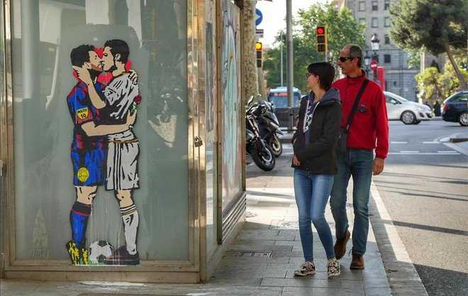 这张极具艺术感的封面最终成为经典，梅西与C罗的‘世纪之吻’，将两人在足球史上的名字永远紧紧联结在一起，不分彼此。