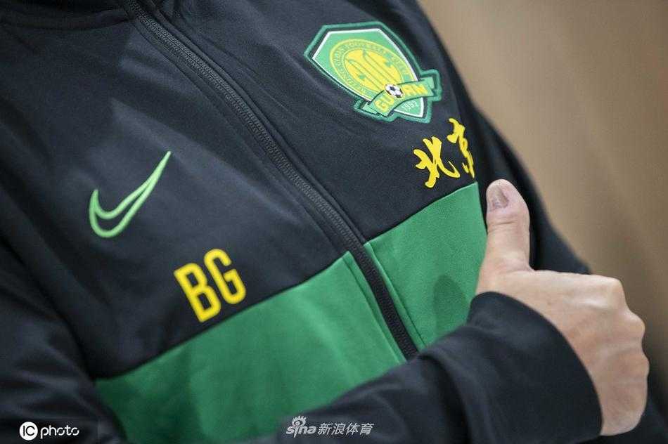 在晨曦的柔光中，北京国安的绿色队徽静静地诉说着三十载坚守与荣耀