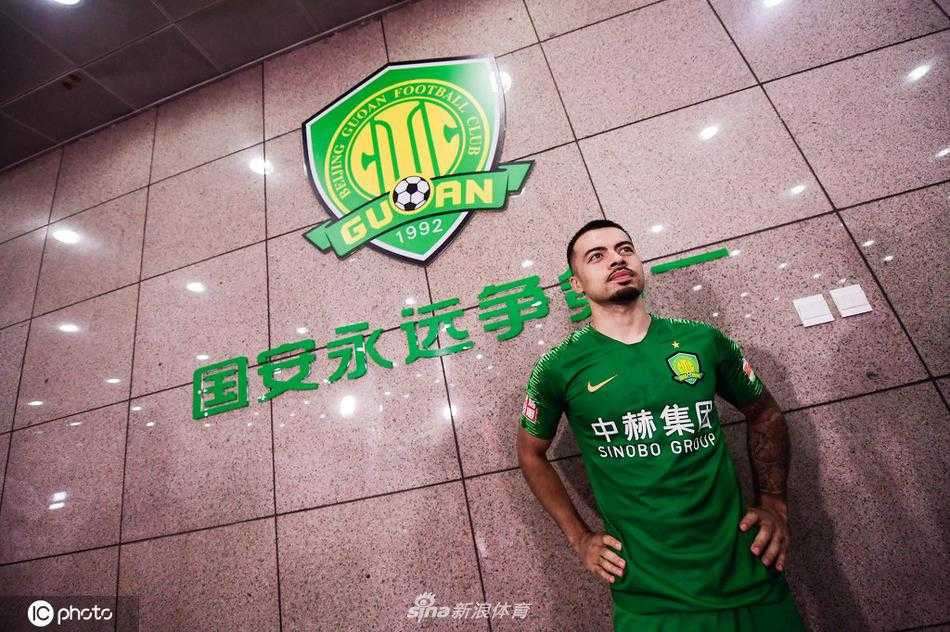工体场边的替补席上，一件件绿色的国安战袍整齐悬挂，静待战斗号角的吹响