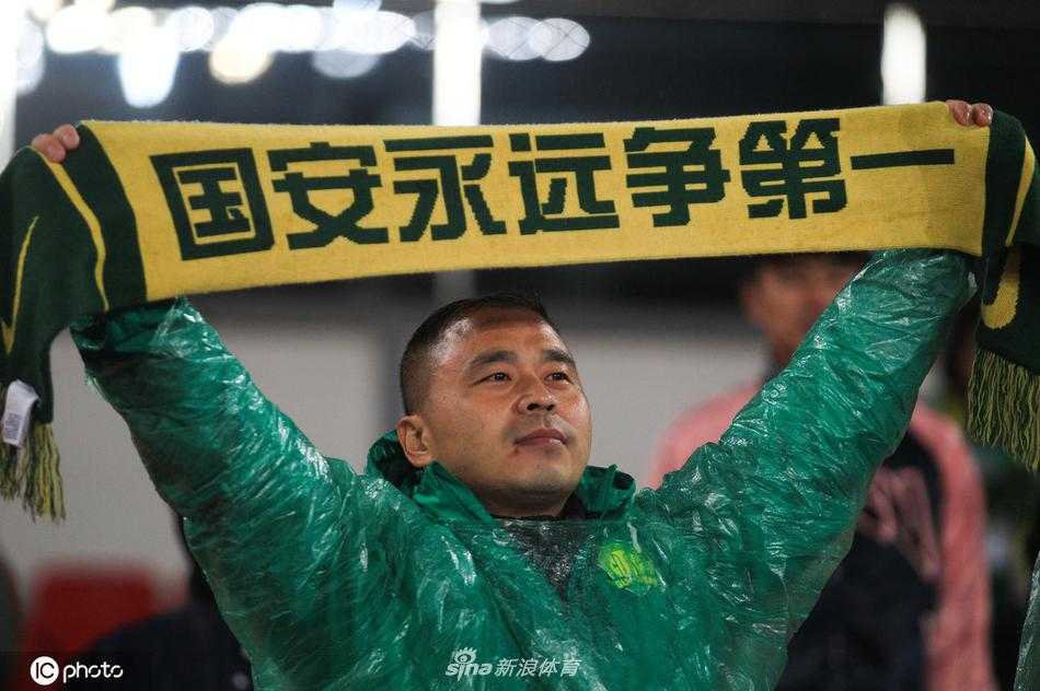 午后的阳光洒在训练场上，国安队员们在绿茵地上挥汗如雨，为新赛季积蓄力量