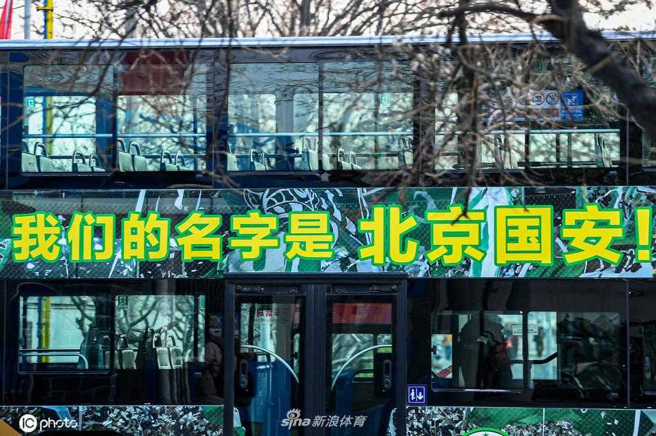 夜幕降临，丰台训练基地的灯光亮起，北京国安的大楼在夜色中显得宁静而坚定