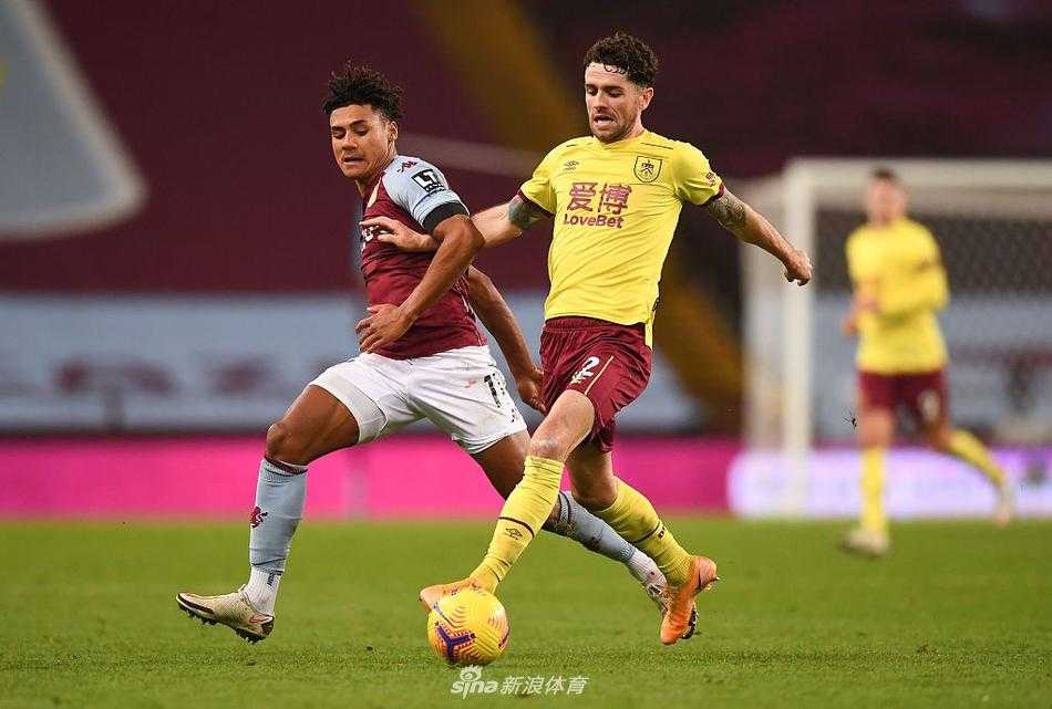 伯恩利的英格兰国门尼克-波普是本场最忙碌的人，他高高跃起，双拳将维拉开出的角球击出危险区域，脸上写满了坚毅与专注，仿佛在告诉对手：今天休想从我这里进球。