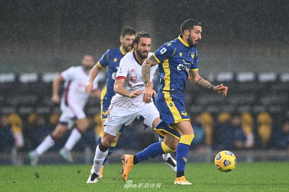 扎卡尼进球后仰天长啸，空荡荡的看台在雨中静默，仿佛整个球场都在聆听他的呼吸