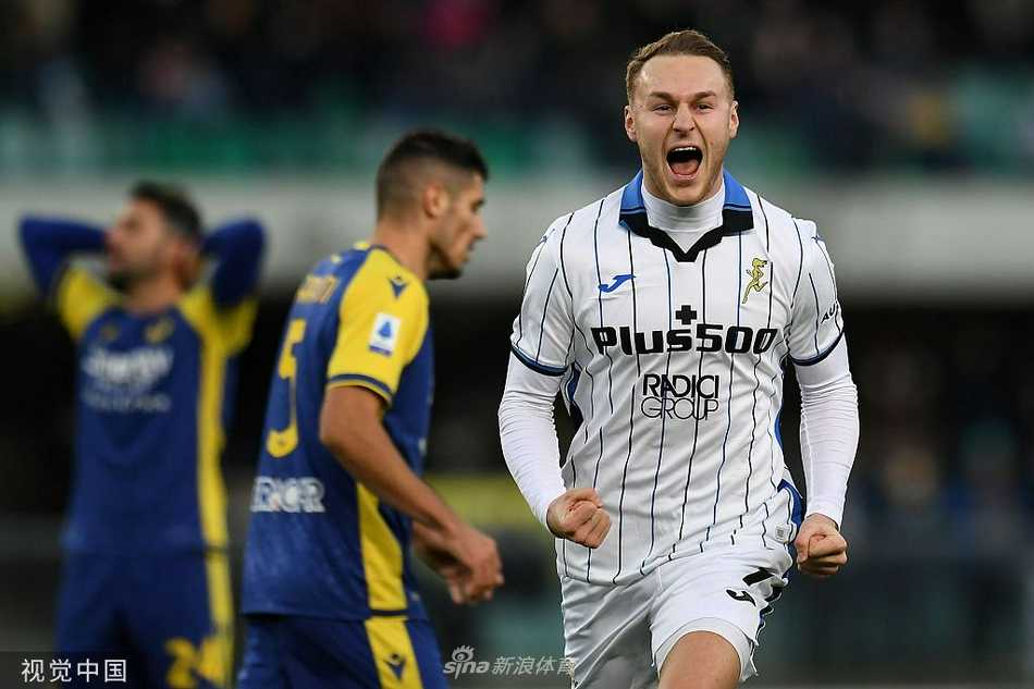 维罗纳前锋乔瓦尼·西蒙尼进球后张开双臂，在寒冷的雨夜中尽情奔跑庆祝，他的激情点燃了主场球迷的热情。