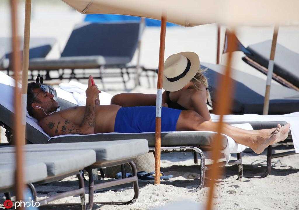 维耶里温柔地为女友整理被海风吹乱的秀发，眼神中充满了宠溺与呵护，背后是一望无际的蔚蓝大海，这幅画面比任何电影海报都要唯美动人。