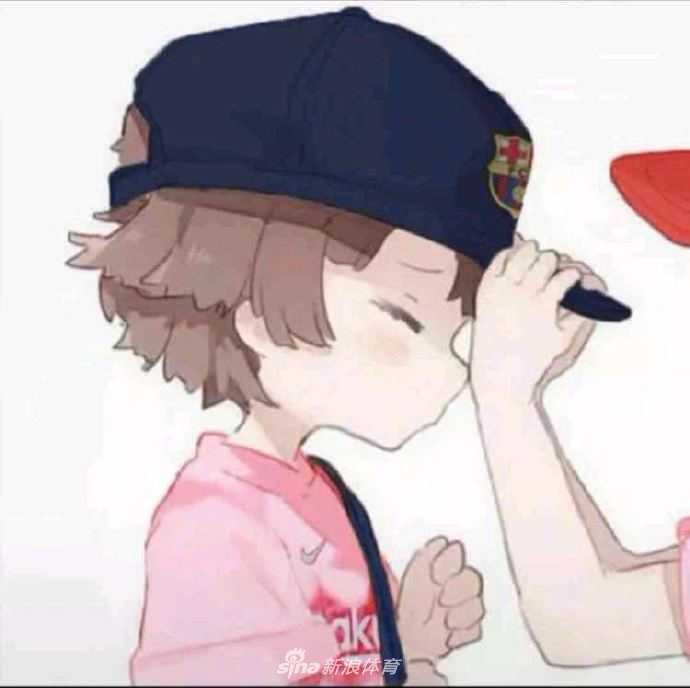 枪手阿森纳的红白之恋，两人身穿复古球衣在海布里球场旧址前相视而笑