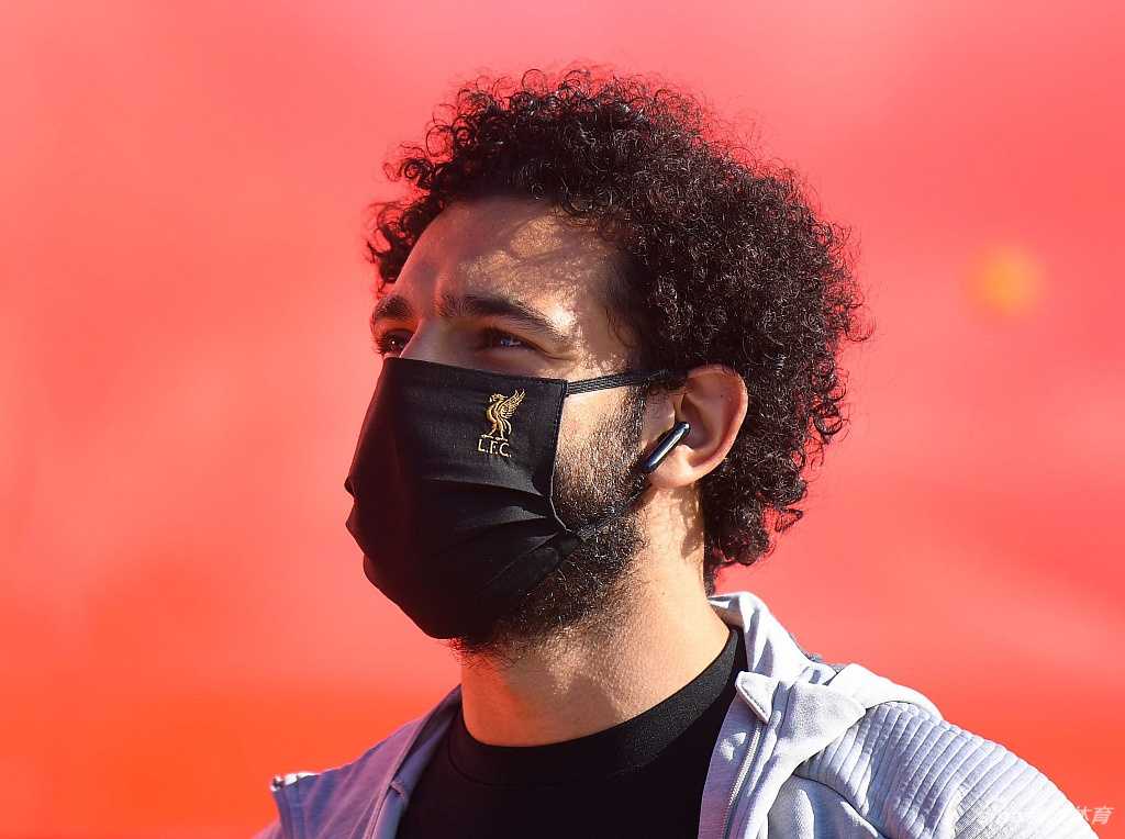 比赛用球静静地摆放在中圈开球点上，四周是空旷的球场，象征着在没有观众的喧嚣时，足球本身依然在诉说着坚持与希望。