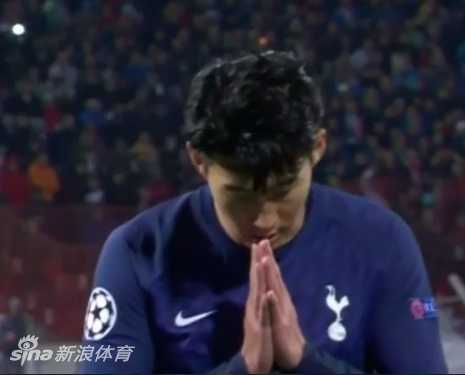 埃弗顿的球员们围成一圈，将双手搭在孙兴慜的肩上，眼神中充满了理解与善意，竞技体育的残酷在这一刻被体育精神与人性的光辉所覆盖。