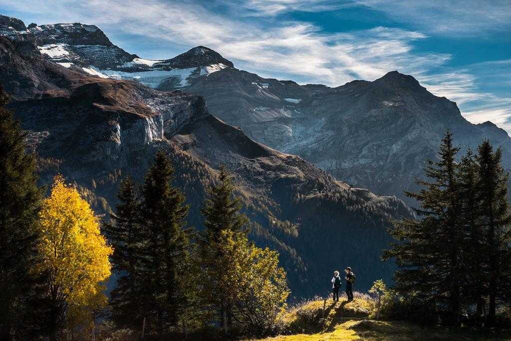 训练场上，一名中场球员正高高跃起，与防守悍将进行激烈的头球争顶，他面部肌肉紧绷，眼神死死盯住皮球，展现了寸土必争的决心。