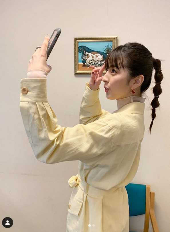 在一组写真中，柳百合菜展现了不同于以往的轻熟风情，眼神中带着一丝故事感，完美诠释了从清纯到成熟的蜕变。