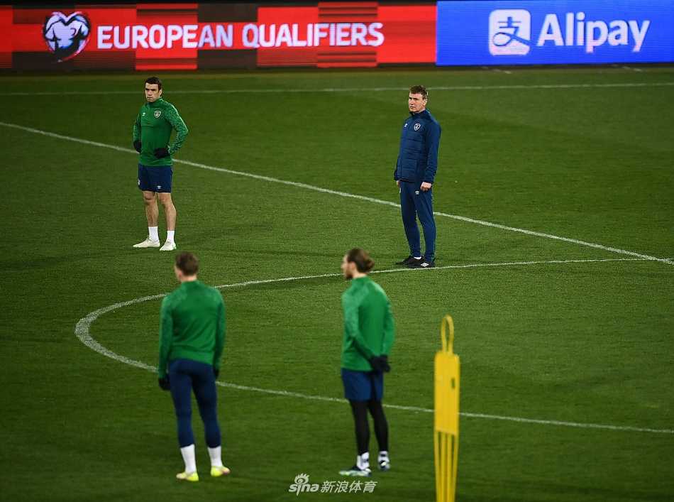 队长 Seamus Coleman 在训练中奋力拼抢，这位老将坚毅的眼神和紧绷的肌肉线条诉说着他渴望带领这支年轻的球队走出困境的决心。