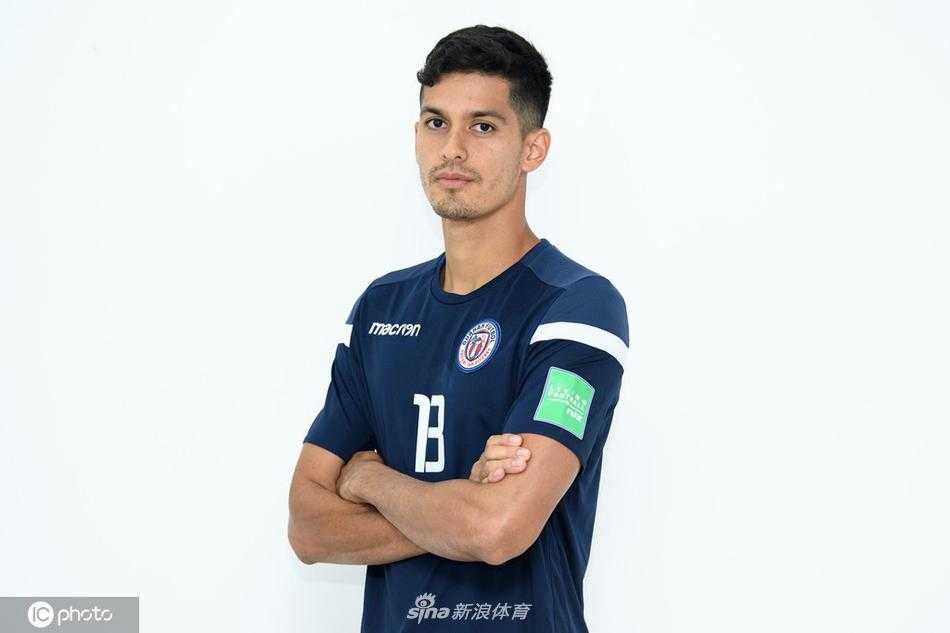 这位关岛球员在标准照中神情严肃，下午的烈日打在他的脸上，勾勒出为荣誉而战的硬朗轮廓。