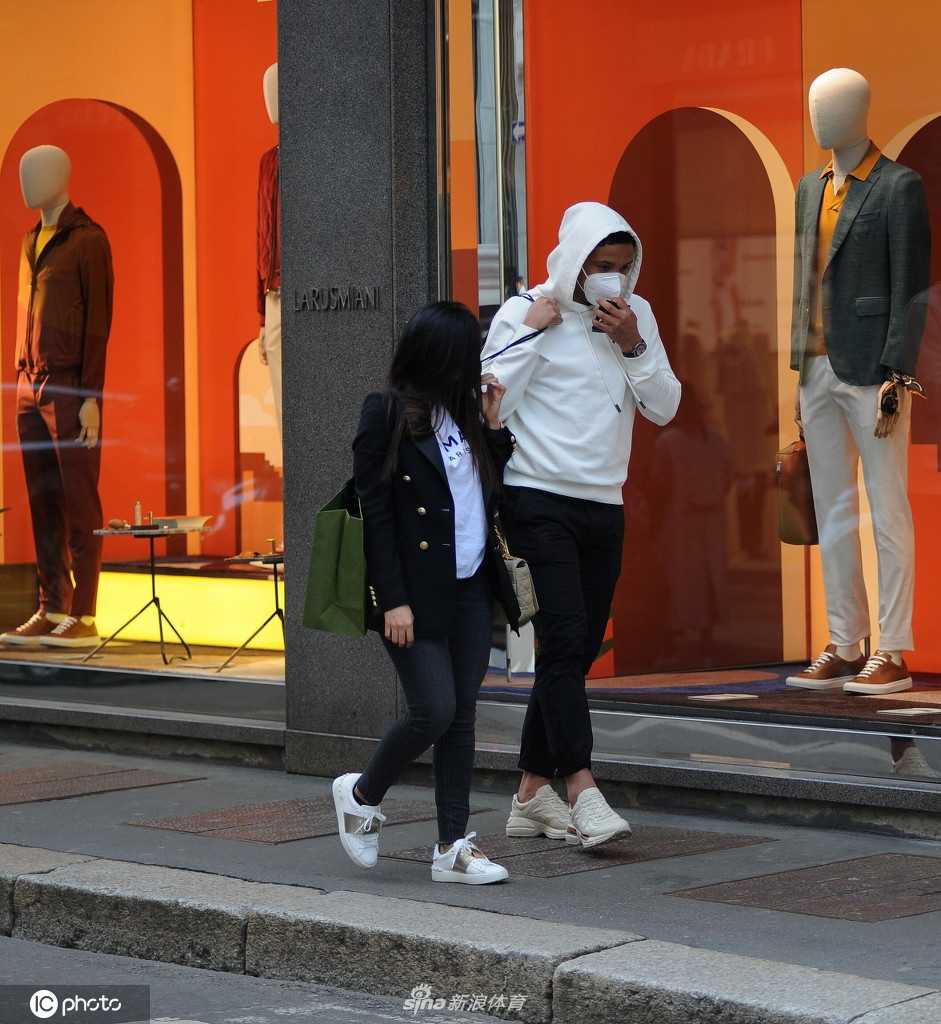 镜头拉近，穆列尔温柔地看向身旁正在查看手机的爱妻，他即便戴着口罩，眉眼间也藏不住对家人的宠溺，两人手中的购物袋似乎诉说着这一天的满载而归。