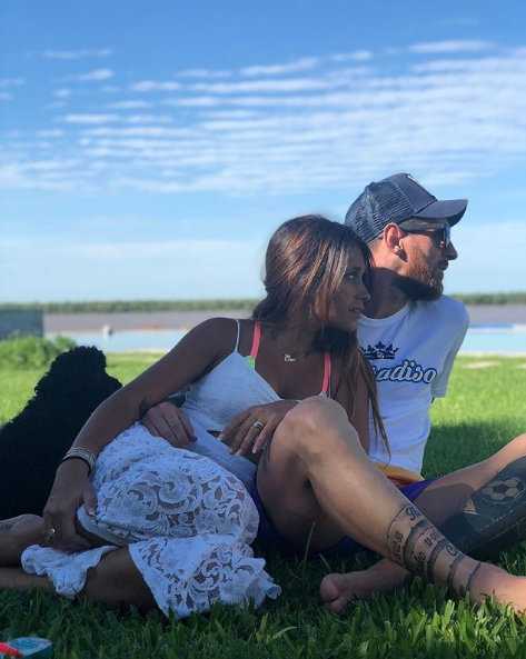 佩莱与妻子瓦尔加在游艇上享受阳光，瓦尔加依偎在佩莱怀中，脸上的笑容比阳光还要灿烂。