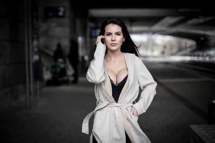克拉拉回眸一笑，金色的地中海阳光在她纯真的面庞上跳跃，身后的蔚蓝海岸也黯然失色。