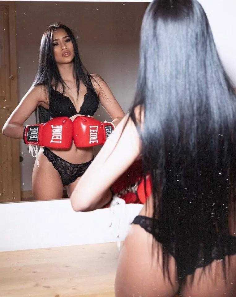 坎塞洛与丹妮埃拉的另一张浪漫合照，两人在家中沙发上依偎，丹妮埃拉手捧一杯咖啡，坎塞洛轻吻她的脸颊，爱意满满