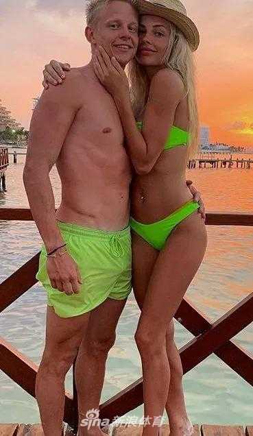 Vlada Sedan身穿乌克兰队服，在看台上为津琴科加油，阳光下的笑容比乌克兰的向日葵更灿烂。