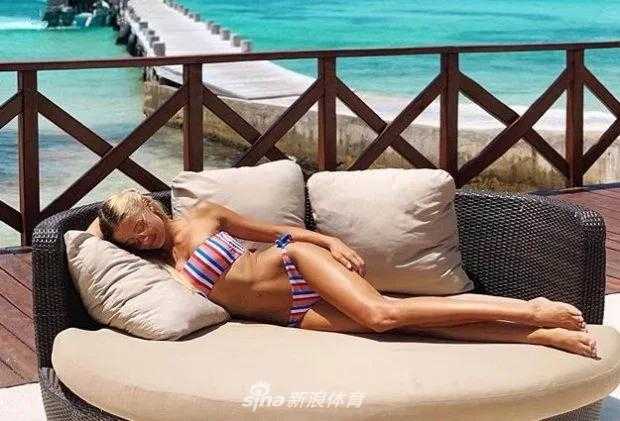 津琴科与Vlada街头漫步，休闲装扮难掩情侣间的亲密，仿佛只是万千世界中最幸福的一对普通人。
